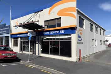 Showroom, offices and workshop in the CBD