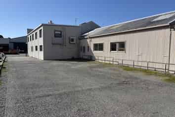 Showroom, offices and workshop in the CBD