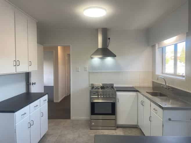 2/15 Locke Avenue, Mount Roskill