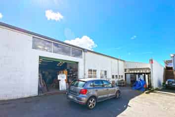 STANDALONE FREEHOLD INDUSTRIAL, VACANT POSSESSION
