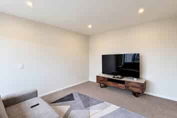 2 Aquamarine Road, Rosehill