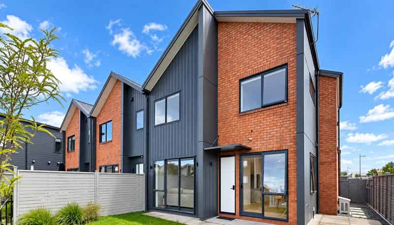 2 Aquamarine Road, Rosehill