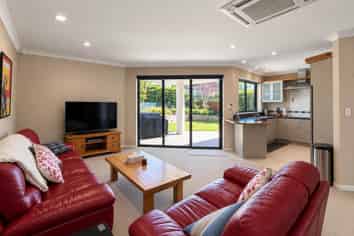 5 Parkwood Place, Huntington