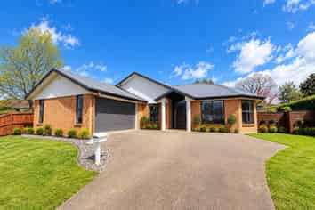 5 Parkwood Place, Huntington
