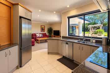 5 Parkwood Place, Huntington