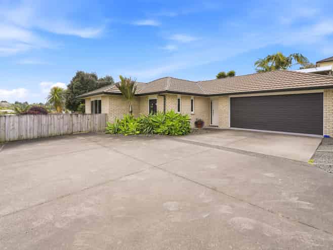 66 Waterside Drive, Pyes Pa