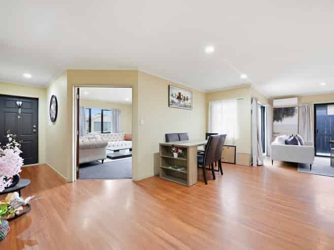 4 Landmark Court, Huntington