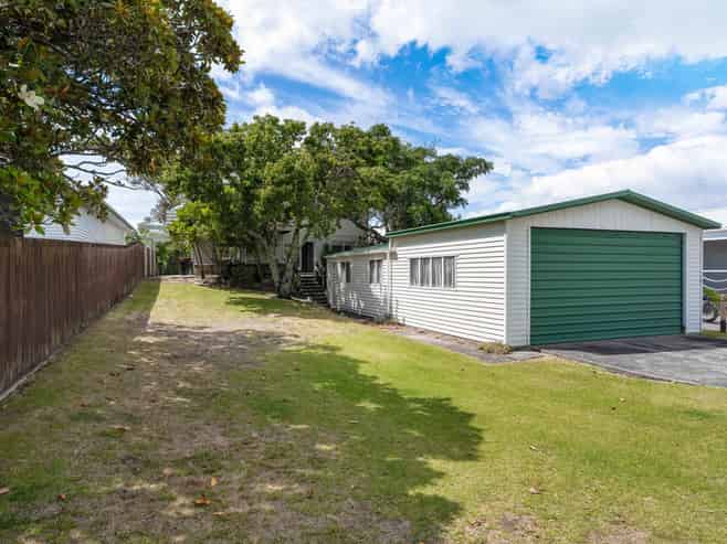 100 Charleston Avenue, Whangamata