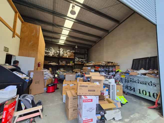 Te Rapa warehousing with 10 car parks