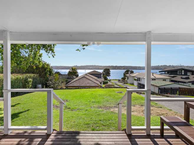 2/42 Kiwi Esplanade, Mangere Bridge