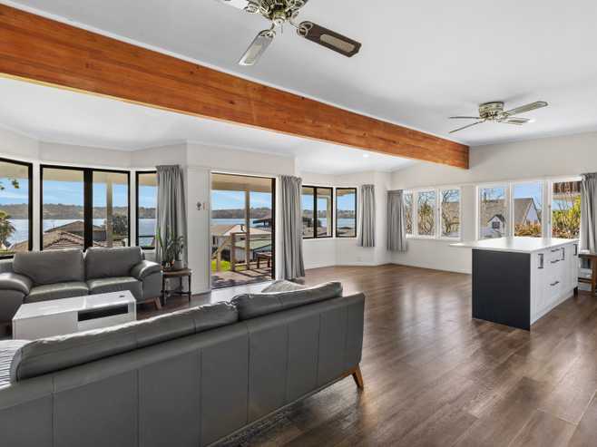 2/42 Kiwi Esplanade, Mangere Bridge
