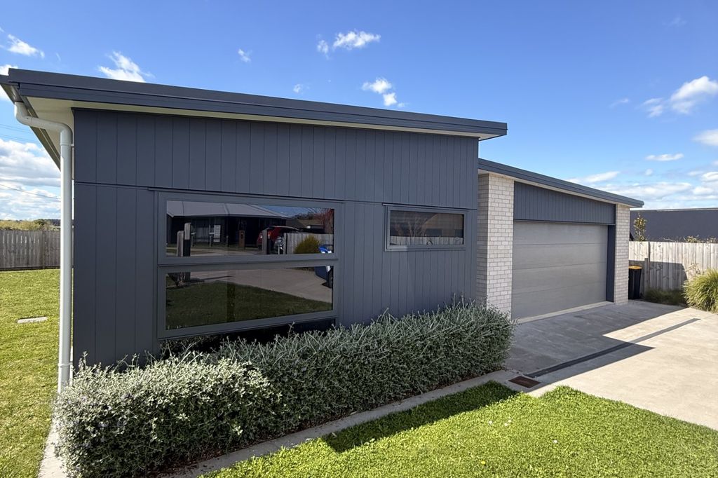 Three Bedroom Beauty - in Great Location! 1