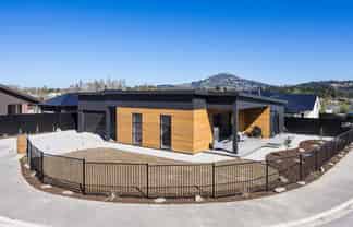 14 Caroline Way, Abbotsford