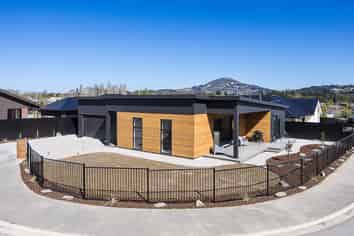 14 Caroline Way, Abbotsford
