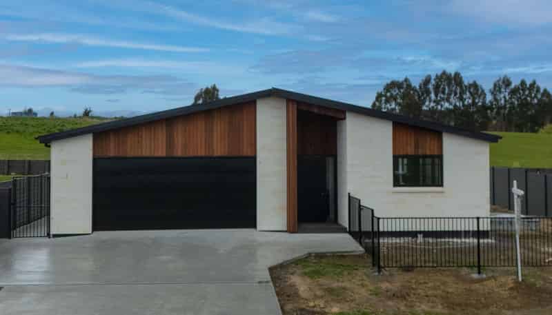 17 Meadowbank Drive, MILTON