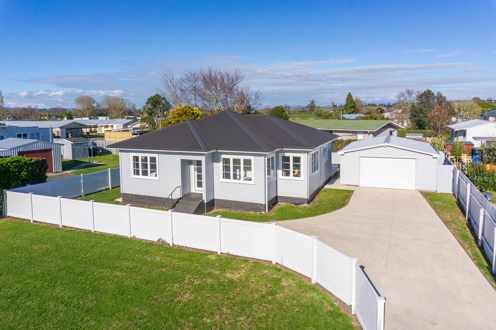 Charming Bungalow - Renovated & Ready for You! 1