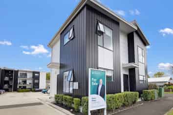 2/17 Vialou Street, Hamilton Central