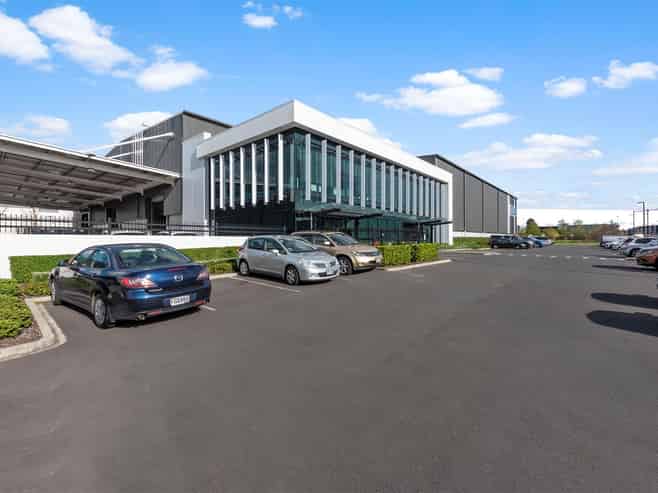 CBRE | Fully Racked Warehouse in Prime Highbrook Location