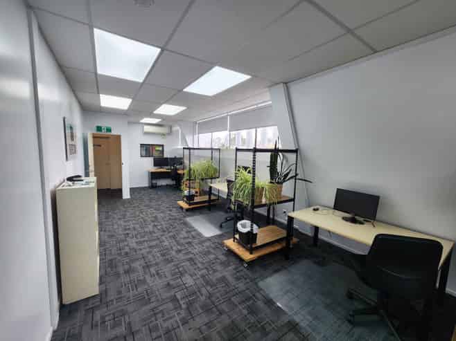 LARGE OFFICE ON KERIKERI RD WITH PARKING

