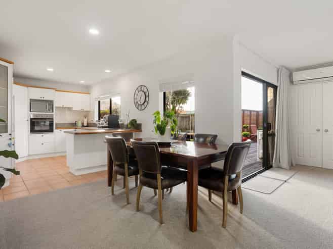 64 Bouverie Crescent, Flagstaff
