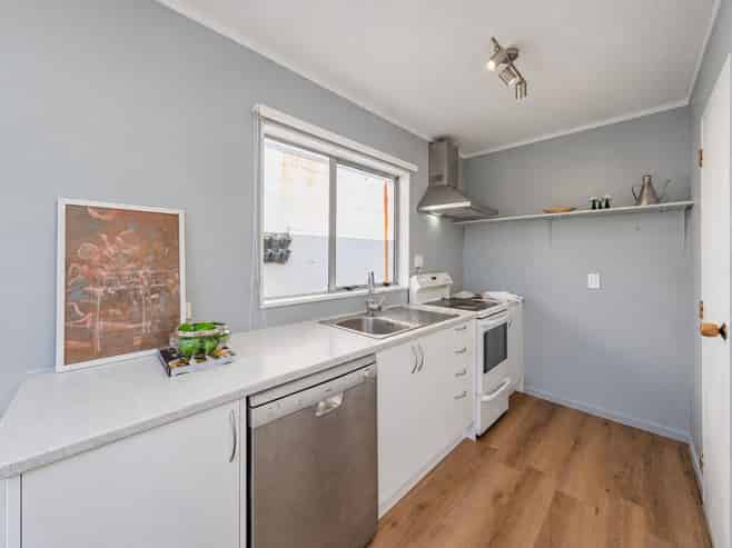 2/14 Plunket Avenue, Petone