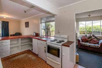 10 Makarini St, Paraparaumu
