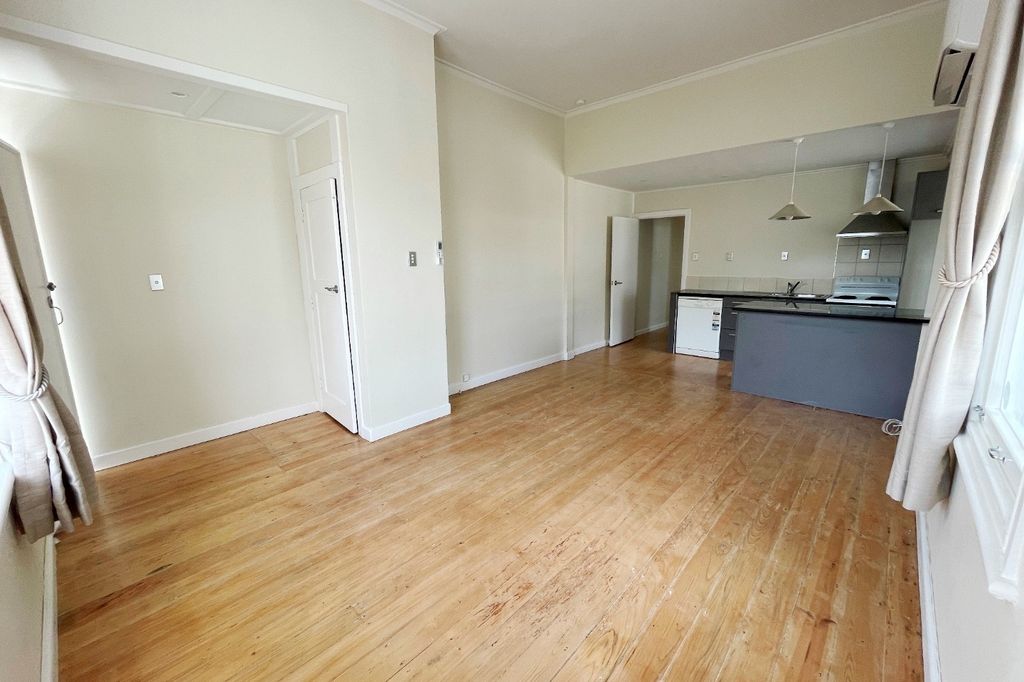 Charming 2-Bedroom Home for Rent in Prime Takapuna Location. 3