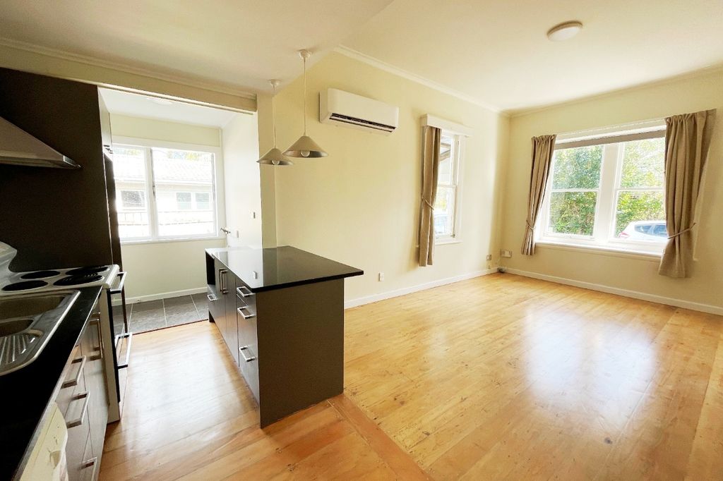 Charming 2-Bedroom Home for Rent in Prime Takapuna Location. 5