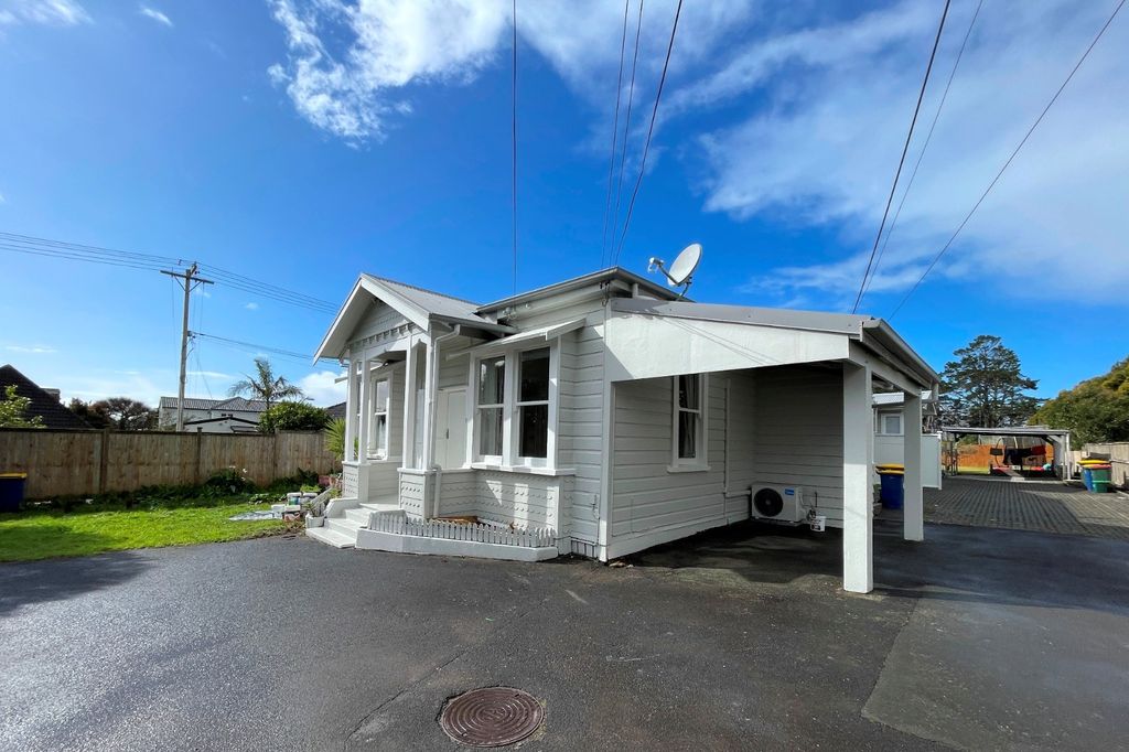 Charming 2-Bedroom Home for Rent in Prime Takapuna Location. 1