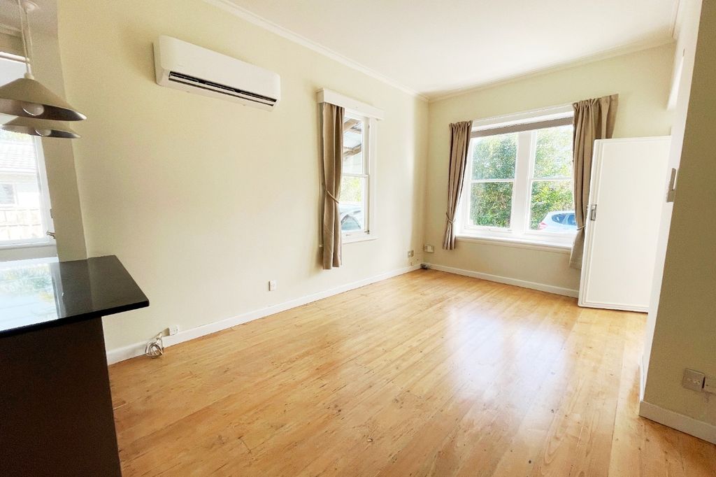 Charming 2-Bedroom Home for Rent in Prime Takapuna Location. 4