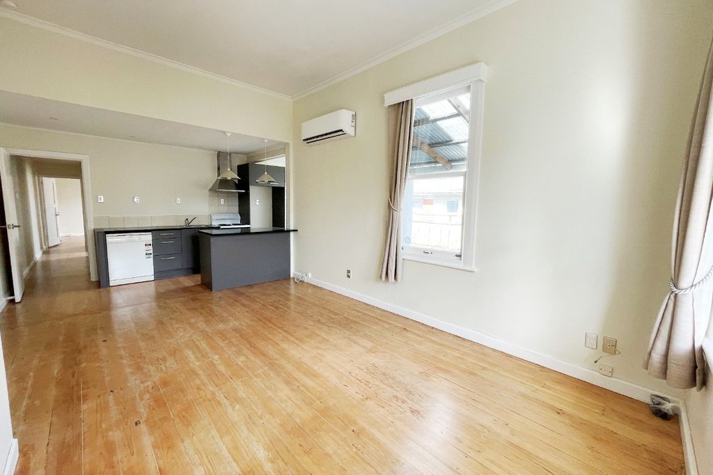Charming 2-Bedroom Home for Rent in Prime Takapuna Location. 2