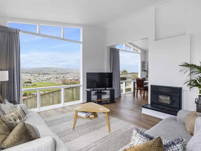 77 Easther Crescent, Kew
