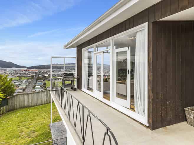 77 Easther Crescent, Kew