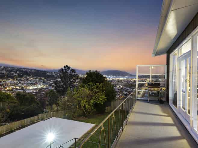77 Easther Crescent, Kew