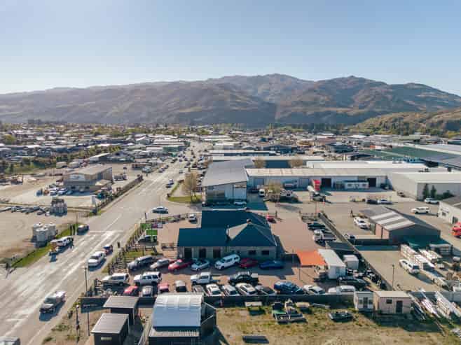 Split-risk investment on a corner-site