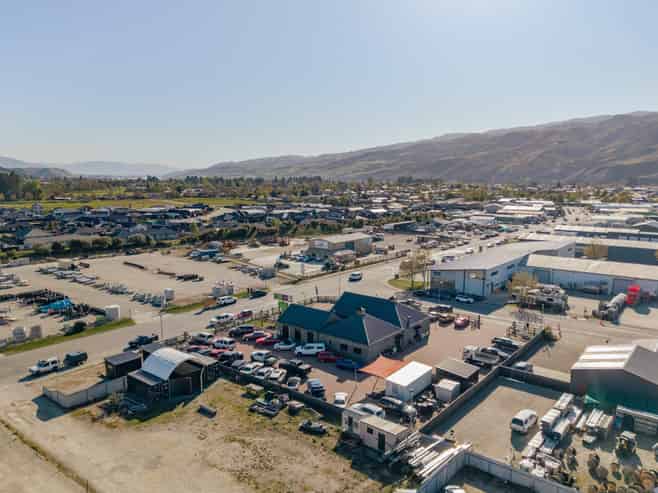 Split-risk investment on a corner-site