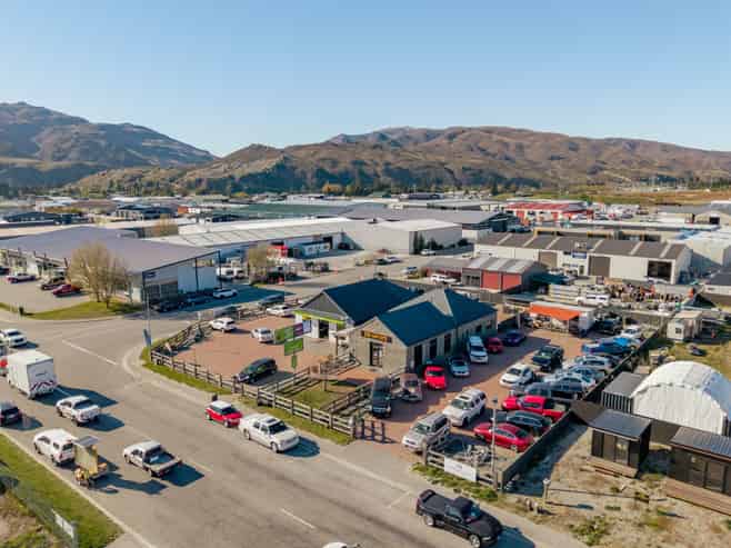 Split-risk investment on a corner-site