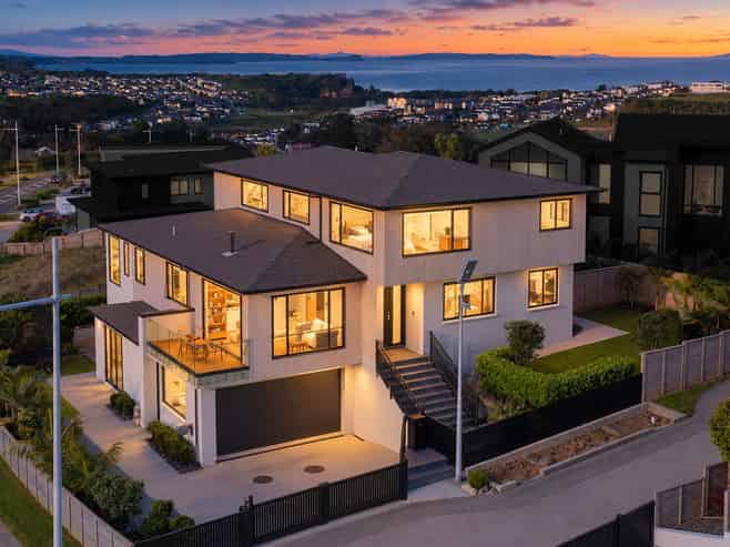 2 Taku Close, Long Bay