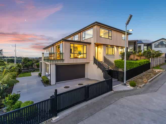 2 Taku Close, Long Bay