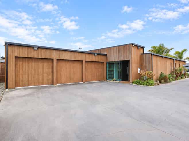 16 Onukutara Place, Huntington