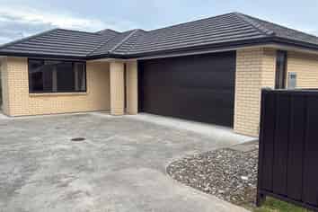 215 Queens Drive, Windsor