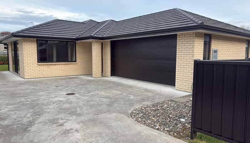 215 Queens Drive, Windsor