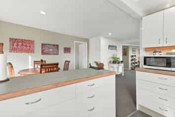 303 State Highway 10, Cable Bay