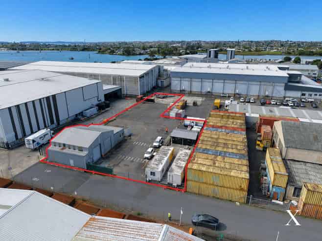 2,591sqm Secure Yard with Small Warehouse