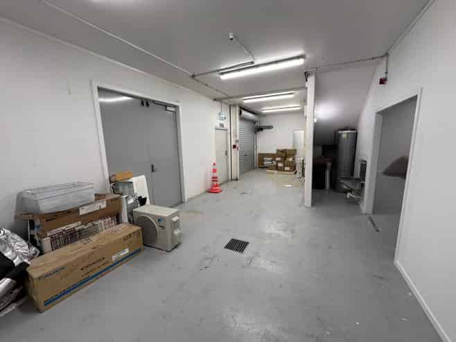 Showroom Retail with Exceptional Exposure