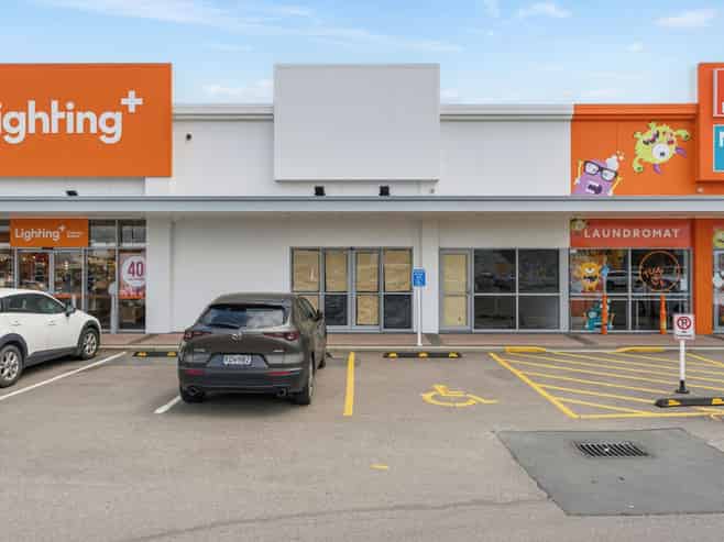 Showroom Retail with Exceptional Exposure