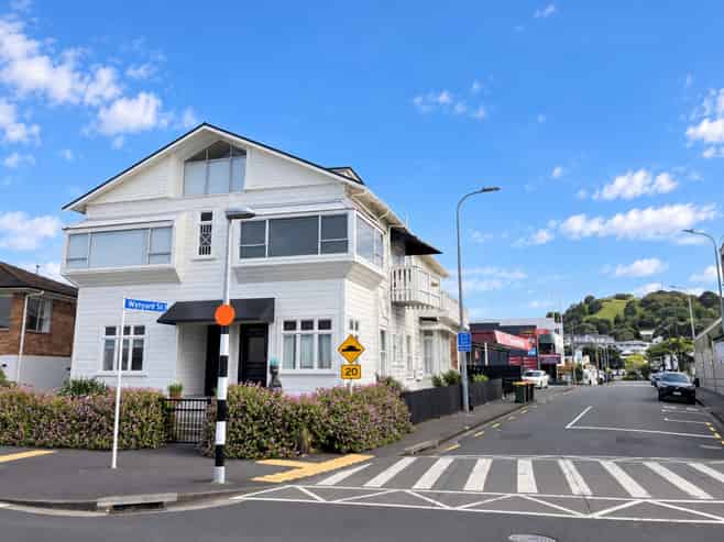 2/7 Queens Parade, Devonport