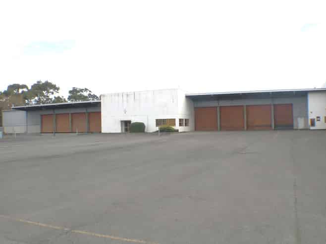 LARGE WAREHOUSE -4,954m2 total area (approx)