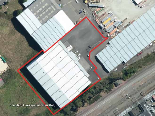 LARGE WAREHOUSE -4,954m2 total area (approx)