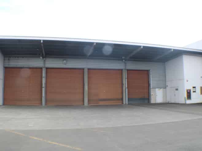 LARGE WAREHOUSE -4,954m2 total area (approx)